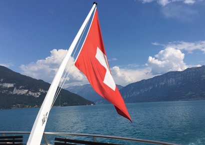 Und die Fahne flattert fröhlich im sommerlichen Fahrtwind